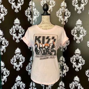🍀 NWT! Pink Kiss Rock Concert Shirt!